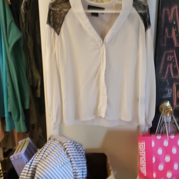 A Kardashian blouse - Picture 2 of 2